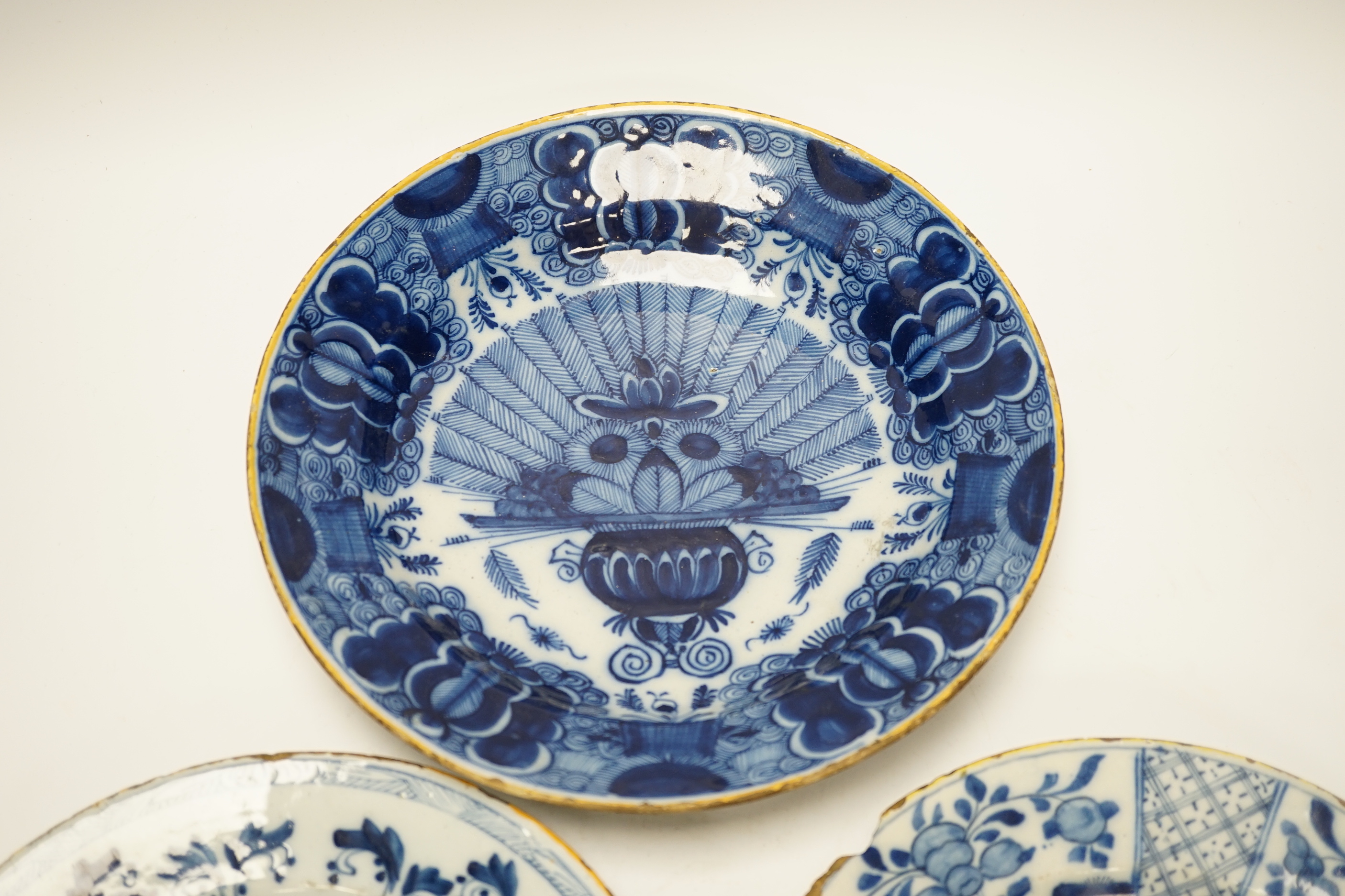 Three 18th century Delft blue and white floral dishes, 26cm in diameter